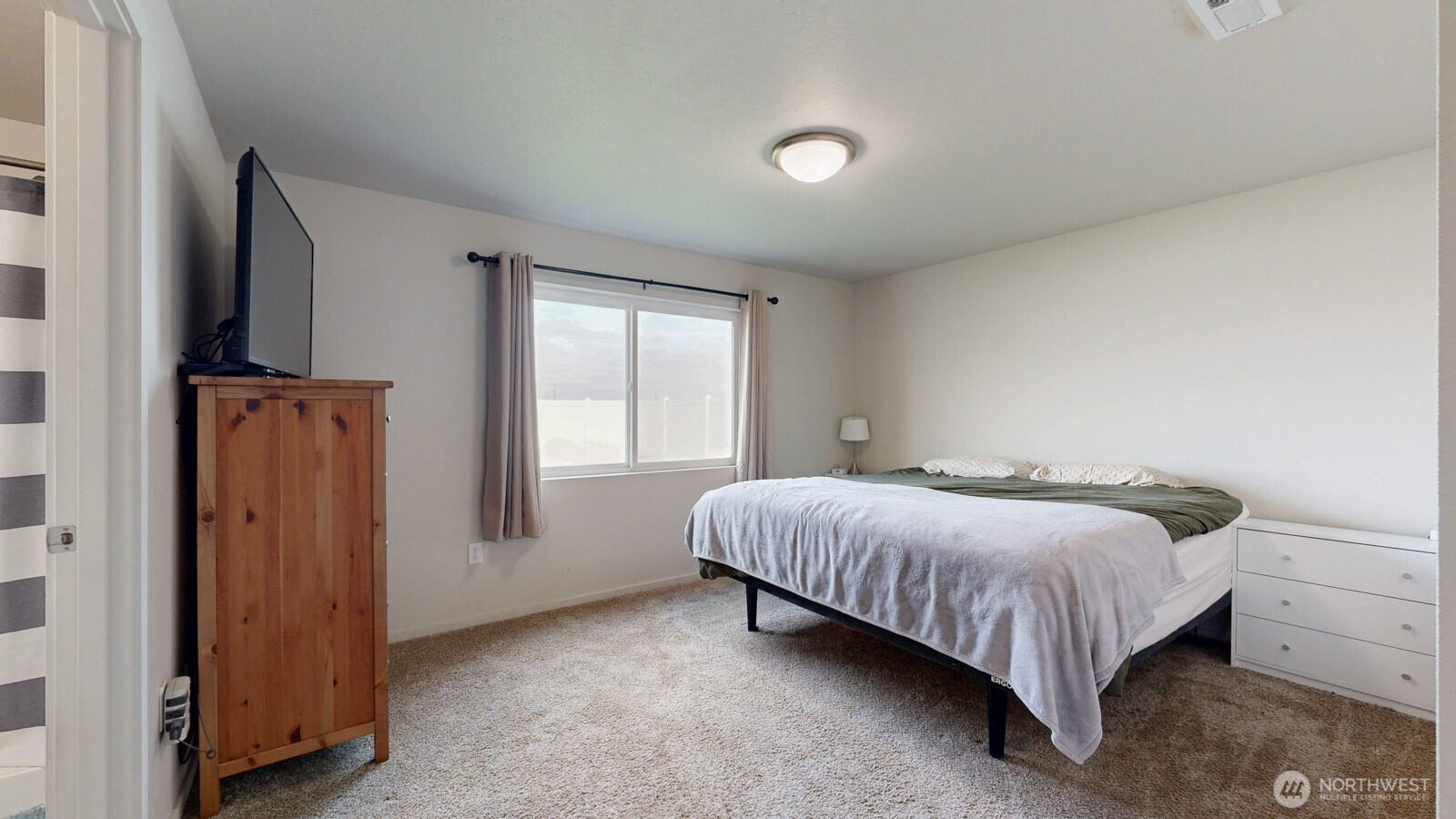907 East Cascade Street Othello, WA 99344 - Photo 13 of 27 a bedroom with a bed and a window