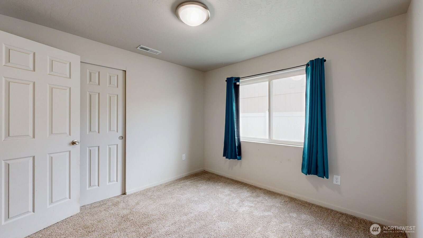 907 East Cascade Street Othello, WA 99344 - Photo 19 of 27 an empty room with windows