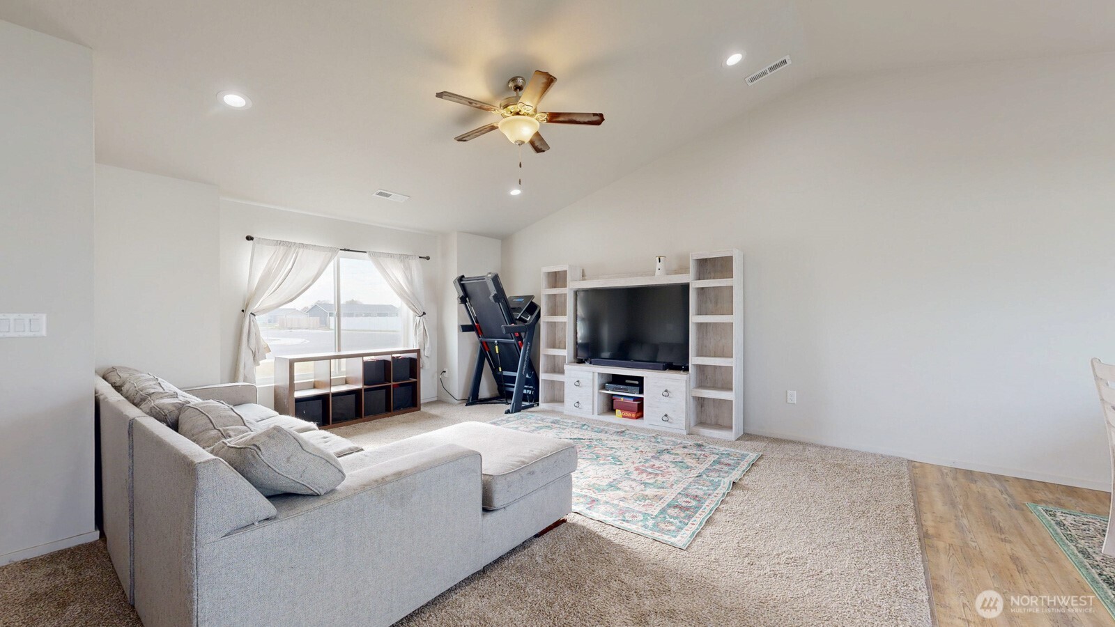 907 East Cascade Street Othello, WA 99344 - Photo 2 of 27 a living room with furniture and a flat screen tv