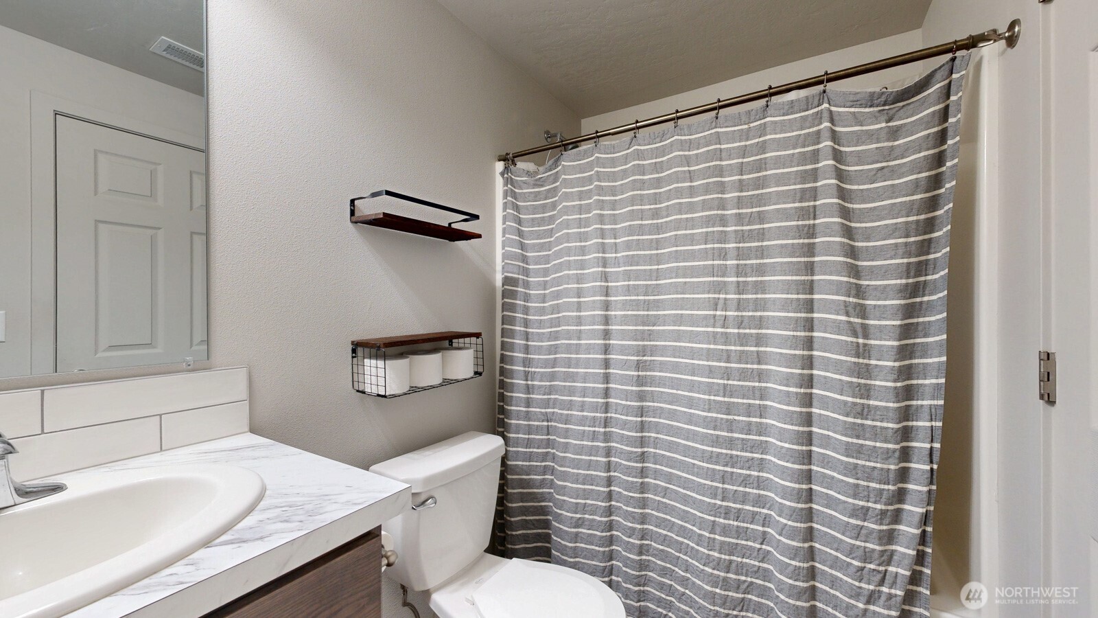 907 East Cascade Street Othello, WA 99344 - Photo 22 of 27 a bathroom with a sink a toilet and shower