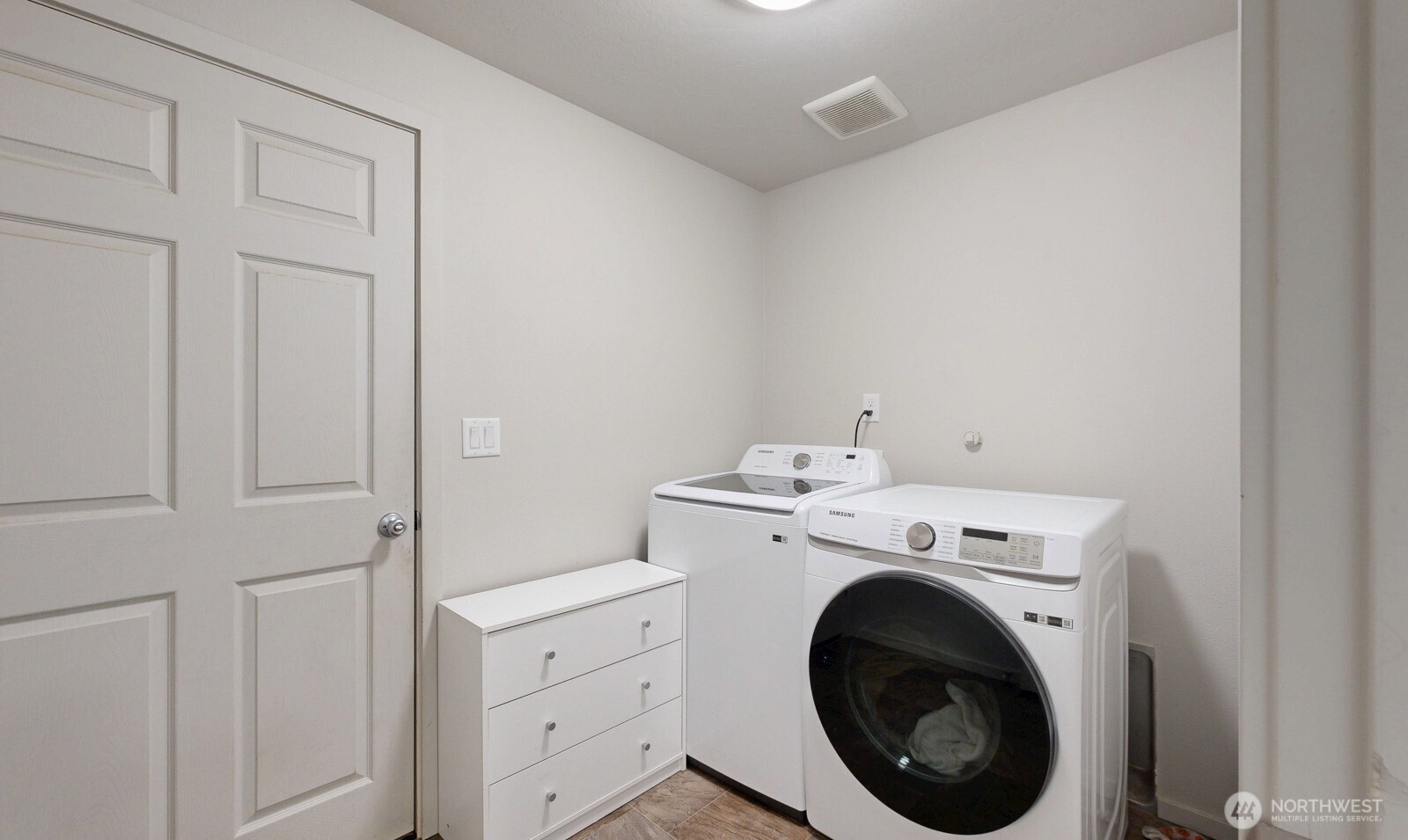 907 East Cascade Street Othello, WA 99344 - Photo 23 of 27 a utility room with dryer and washer