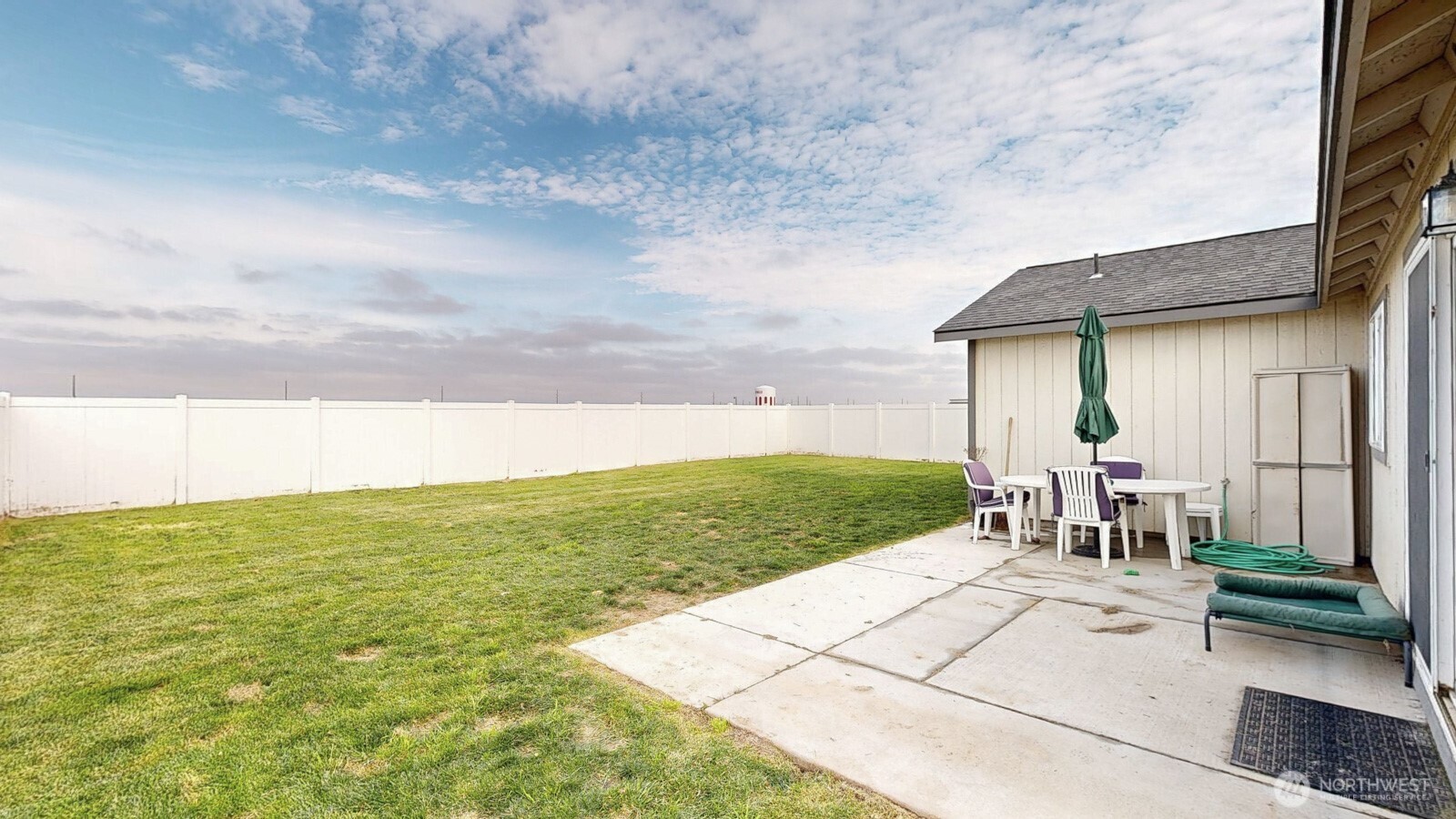 907 East Cascade Street Othello, WA 99344 - Photo 24 of 27 a view of a patio with a table and chairs under an umbrella