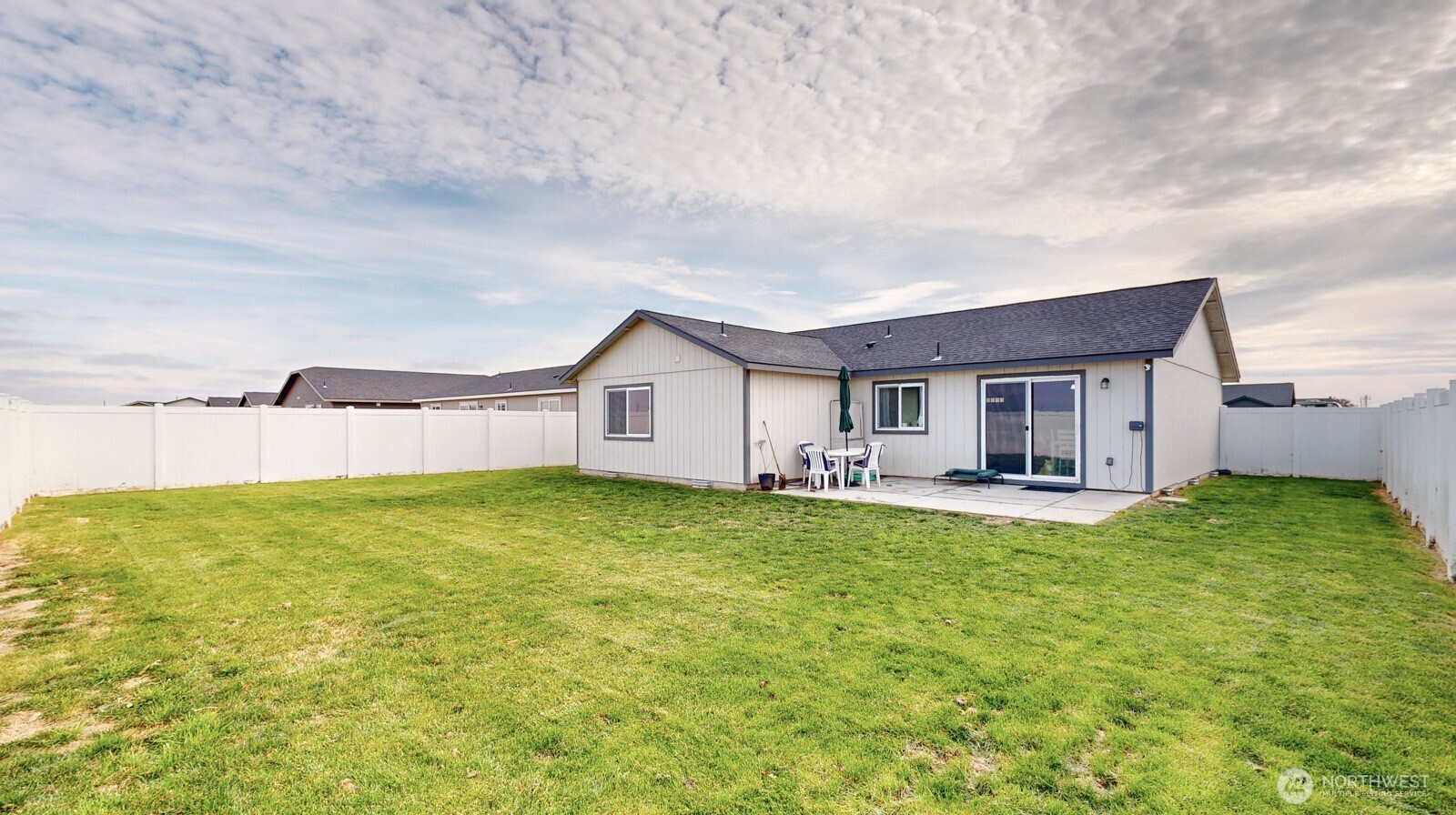907 East Cascade Street Othello, WA 99344 - Photo 25 of 27 a front view of a house with garden