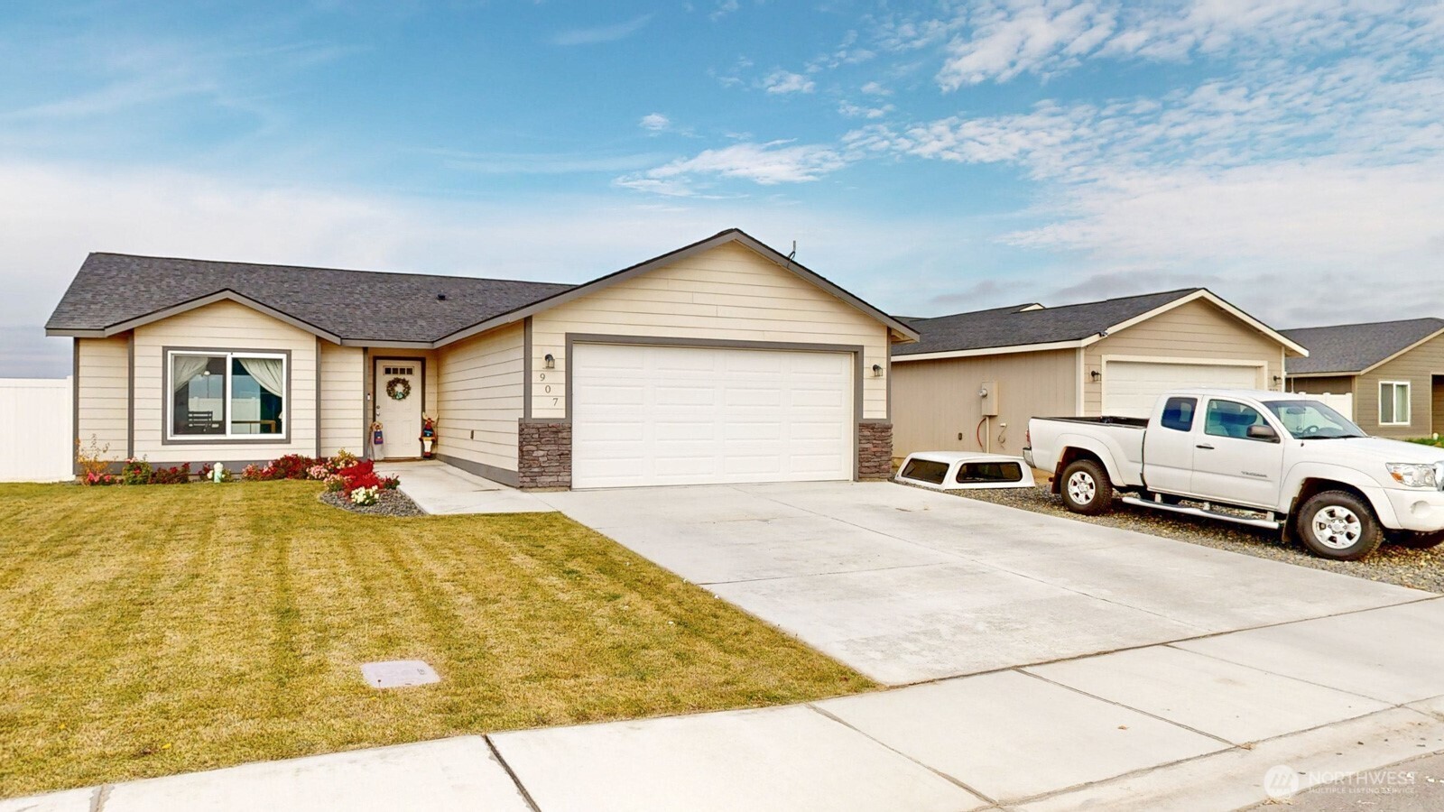 907 East Cascade Street Othello, WA 99344 - Photo 27 of 27 a view of a house with a patio and a yard