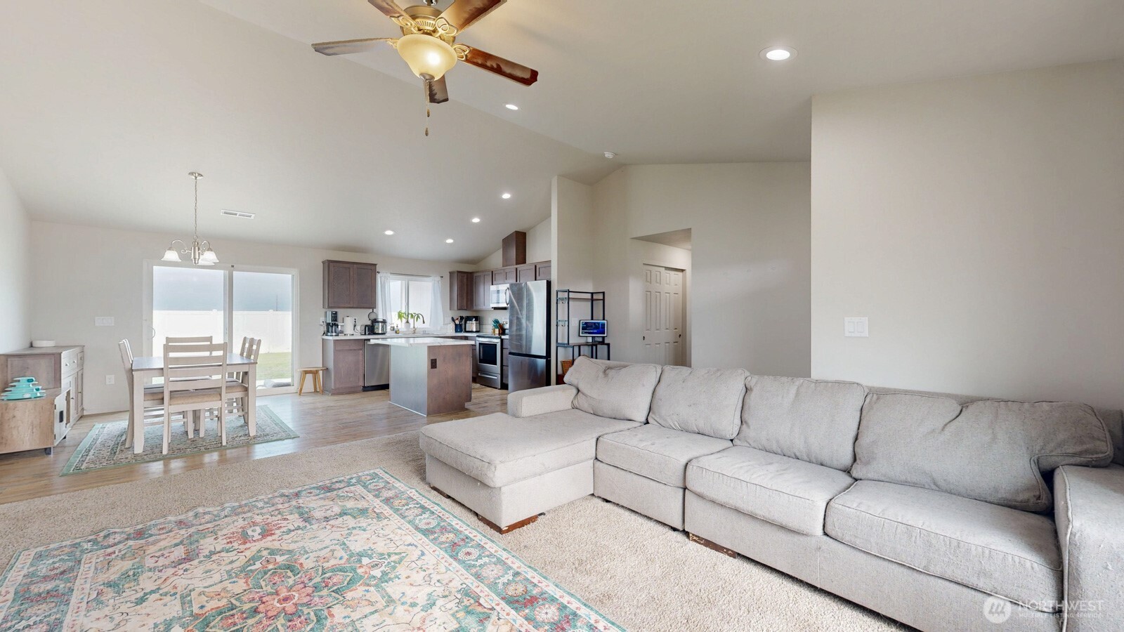 907 East Cascade Street Othello, WA 99344 - Photo 4 of 27 a living room with furniture and kitchen view