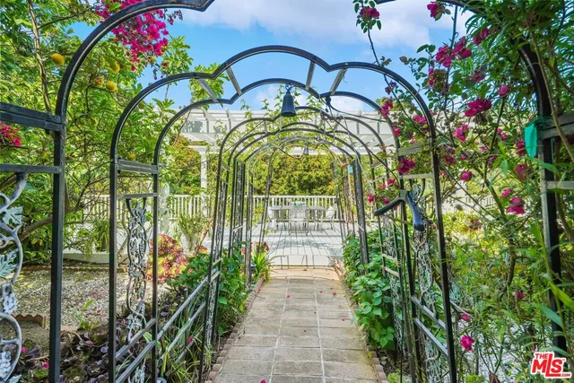 $3,295,000 | 9580 Shirley Lane, Beverly Hills, CA 90210