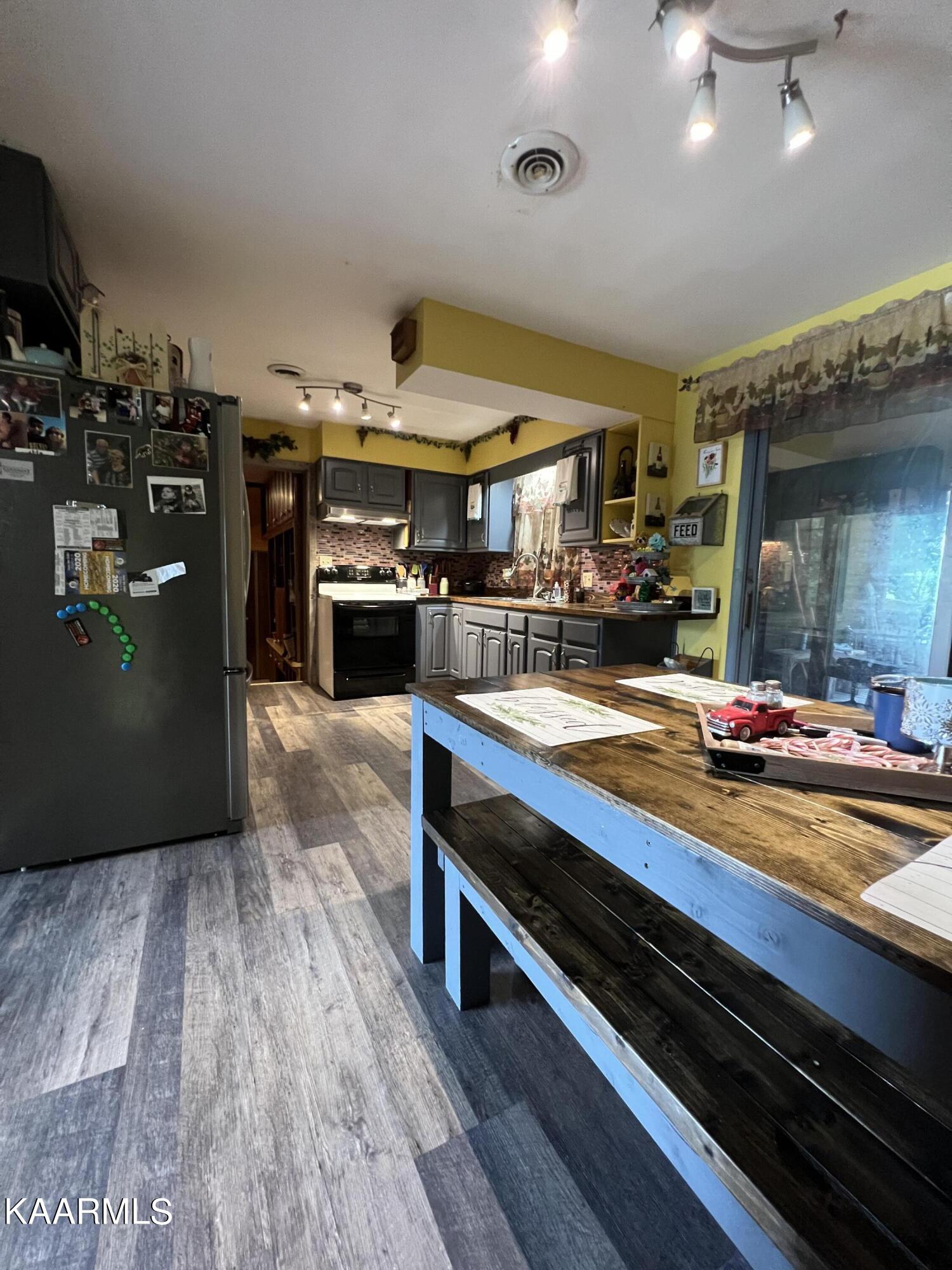 135 Regent Drive Harrogate, TN 37752 - Photo 6 of 39 D22946E9-F988-49EE-86AD-A2793967A192