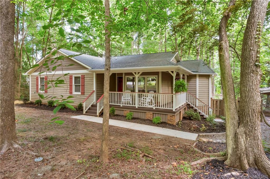 7109 New Town Road Waxhaw, NC 28173 - Photo 4 of 31 front view of a house with a yard
