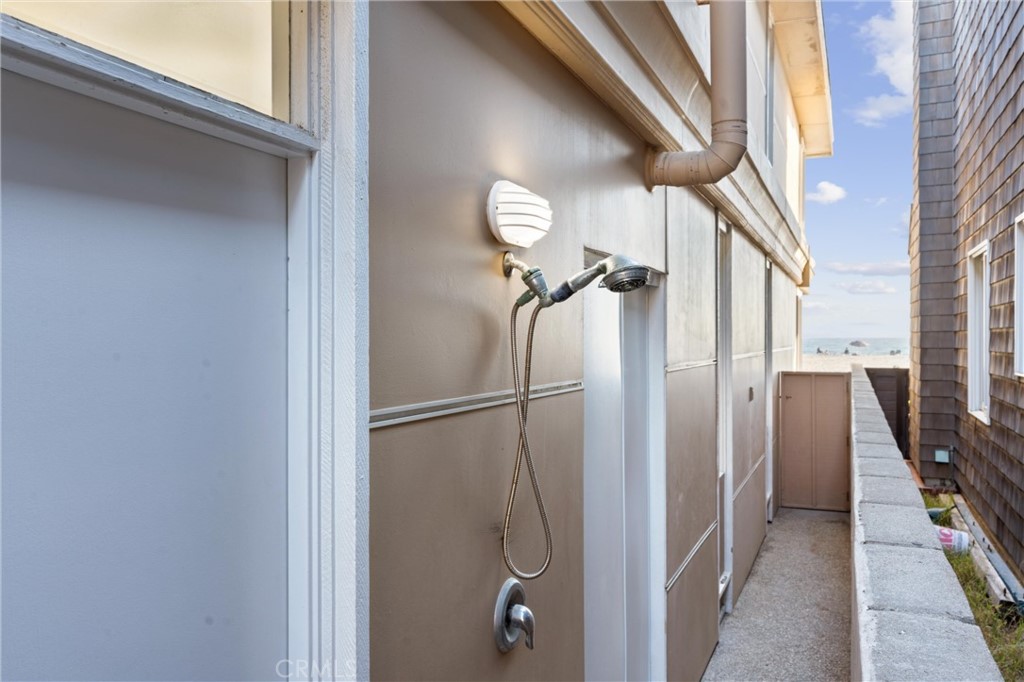 2804 West Oceanfront Newport Beach, CA 92663 - Photo 32 of 41 a bathroom with a mirror
