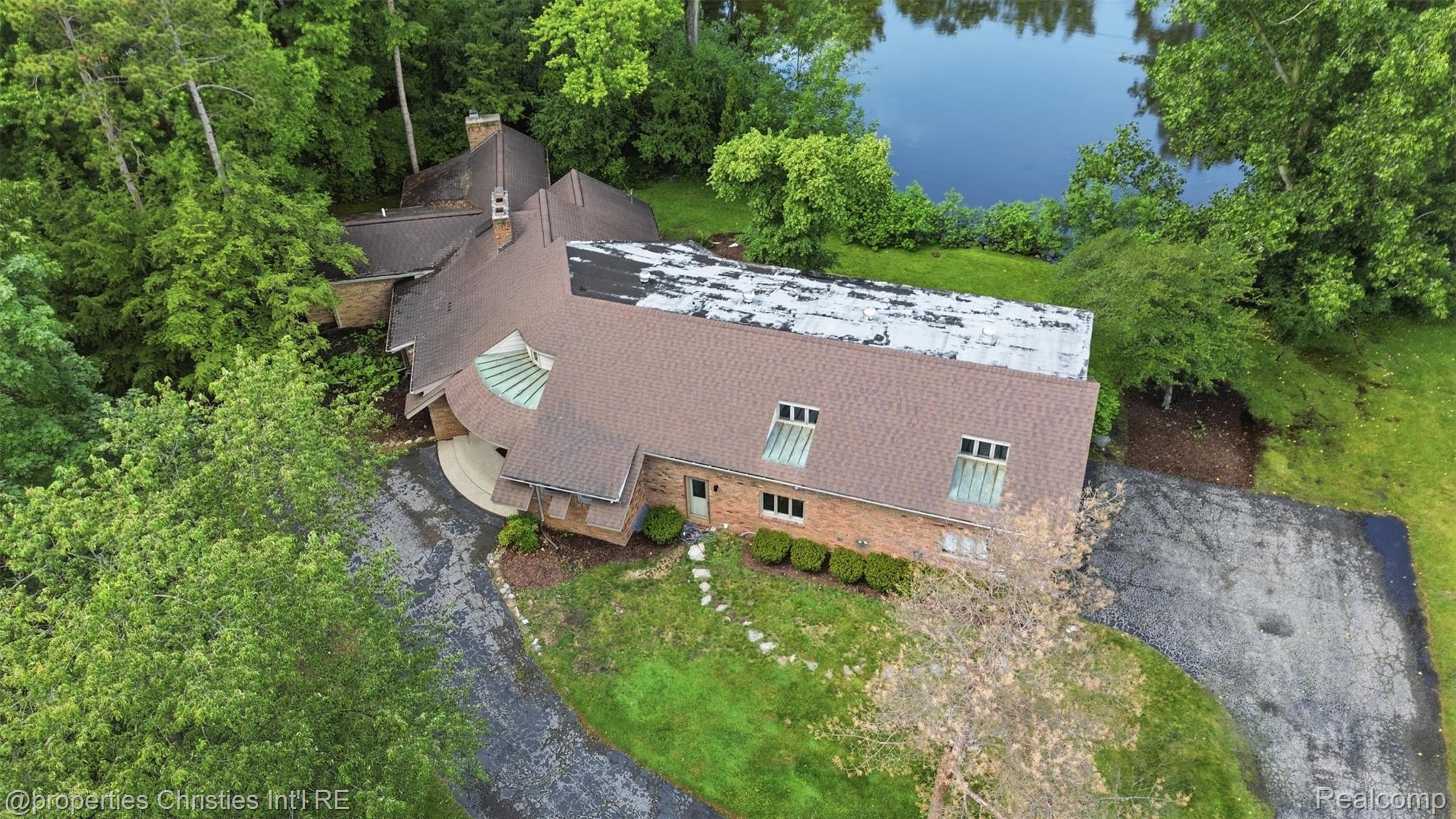 25310 Canterbury Road Franklin, MI 48025 - Photo 51 of 55 Aerial view with view of pond in rear yard
