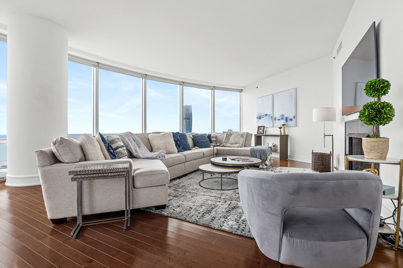401 North Wabash Avenue, Unit 66A Chicago, IL 60611 - Photo 3 of 26 a living room with furniture potted plant and a window