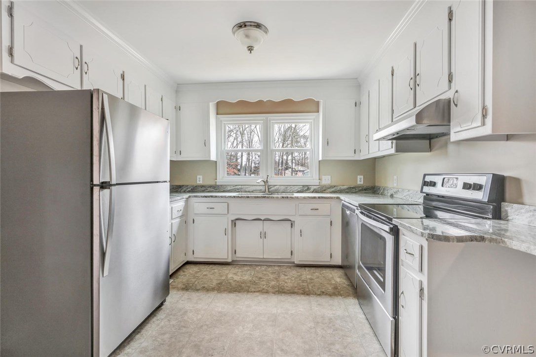 9817 Brenspark Road Chesterfield, VA 23832 - Photo 7 of 17 a kitchen with stainless steel appliances granite countertop a refrigerator sink and stove