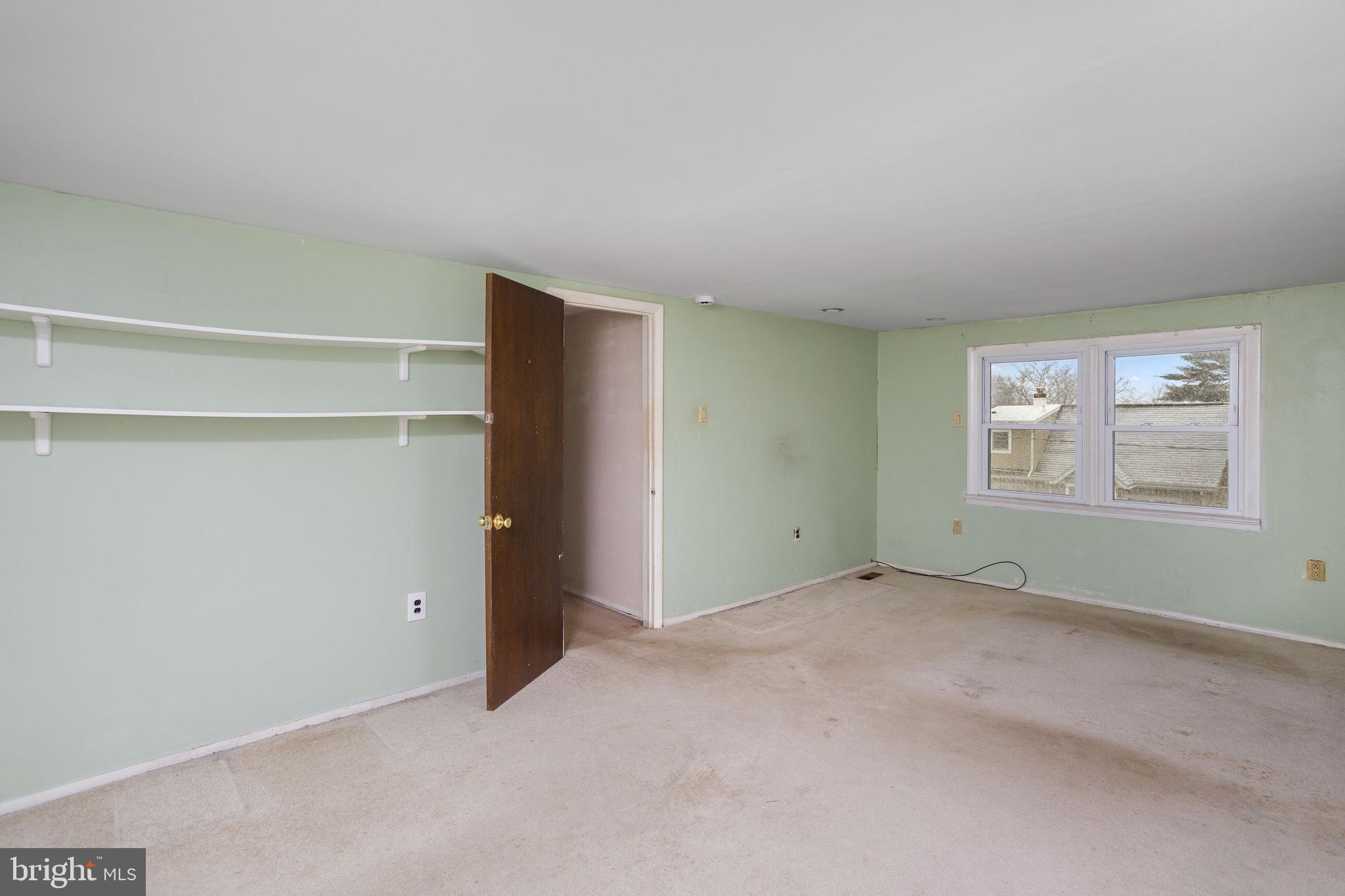 400 Reading Avenue Barrington, NJ 08007 - Photo 16 of 35 an empty room with windows and closet