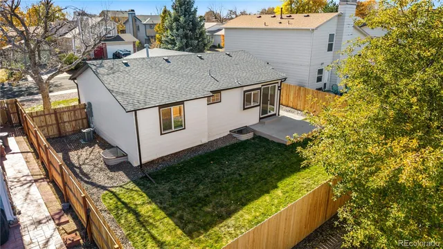 a view of backyard with a garden