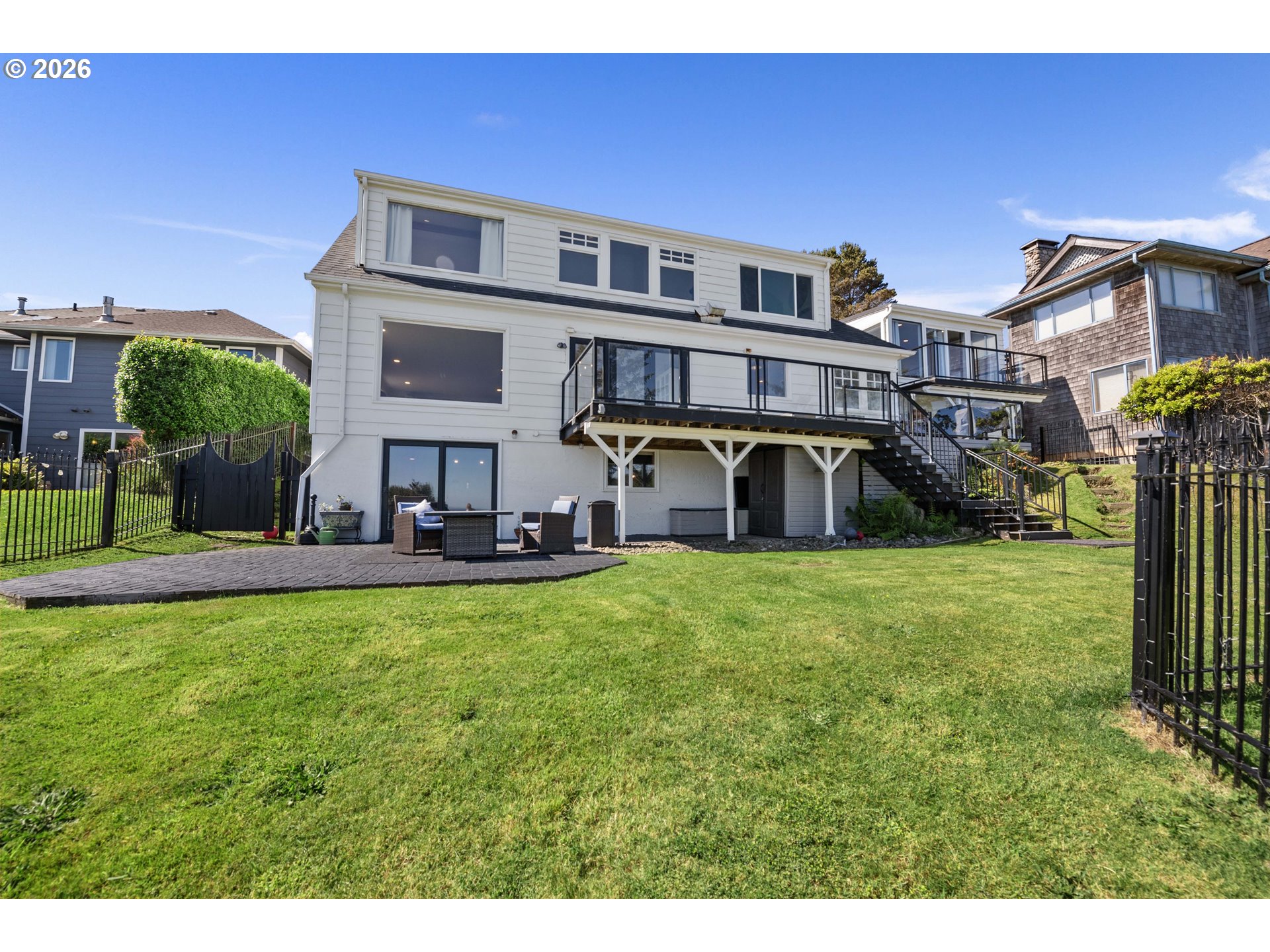 3232 Sunset Boulevard Seaside, OR 97138 - Photo 42 of 48 a front view of a house with garden