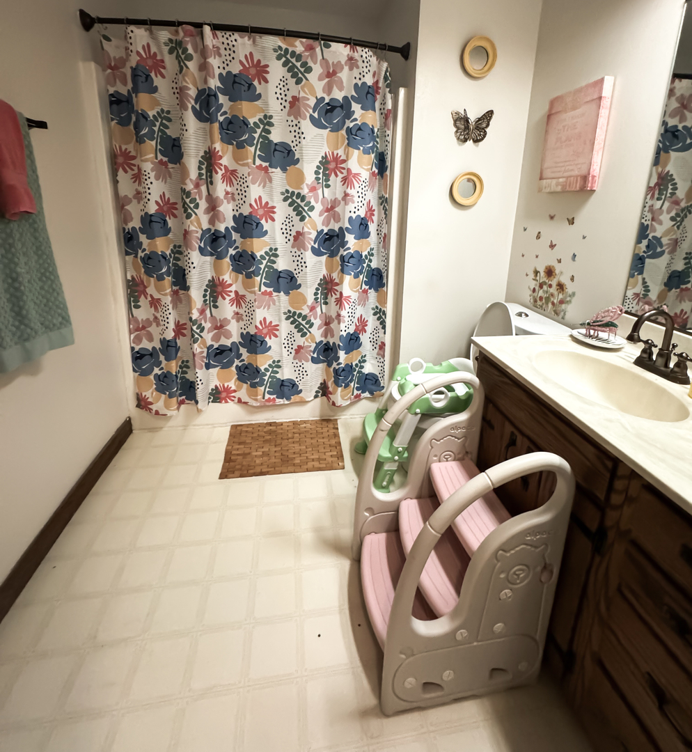 412 Spring Circle Urbana, IL 61802 - Photo 19 of 21 a bathroom with a bathtub and sink