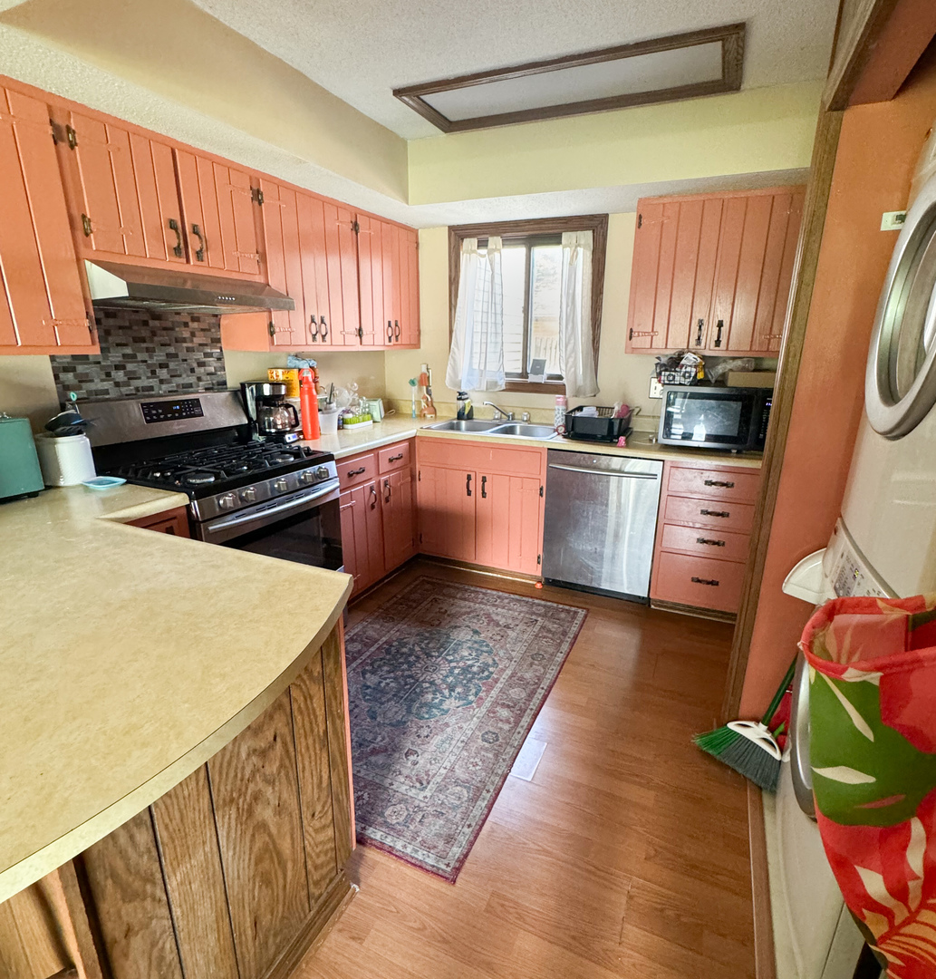 412 Spring Circle Urbana, IL 61802 - Photo 9 of 21 a kitchen with a stove a sink dishwasher and a refrigerator