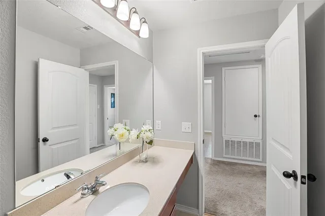 $2,400 | 117 West Point Way, Elgin, TX 78621