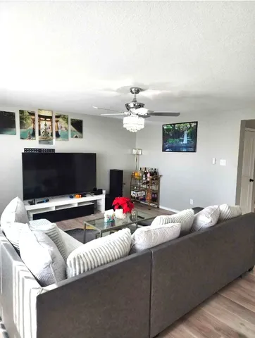 $2,400 | 117 West Point Way, Elgin, TX 78621