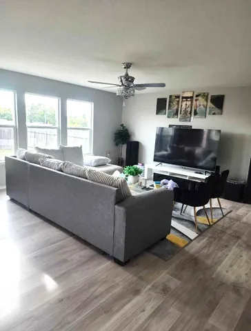 $2,400 | 117 West Point Way, Elgin, TX 78621