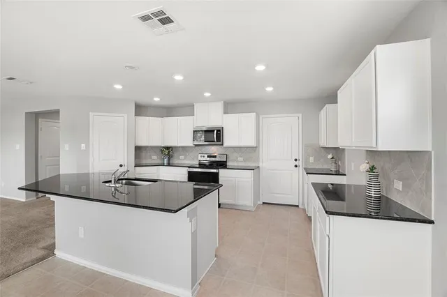 $2,400 | 117 West Point Way, Elgin, TX 78621