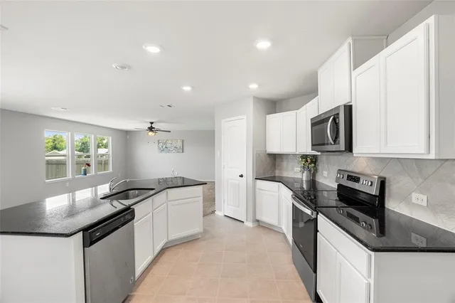 $2,400 | 117 West Point Way, Elgin, TX 78621