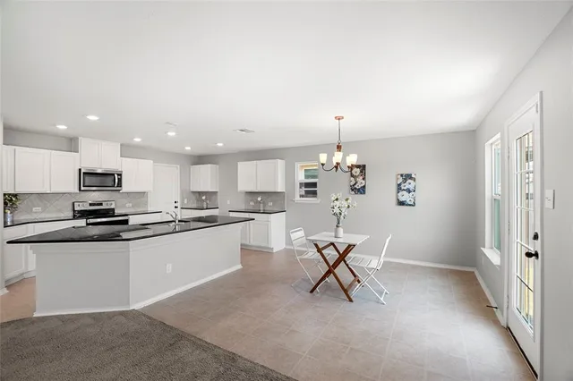 $2,400 | 117 West Point Way, Elgin, TX 78621