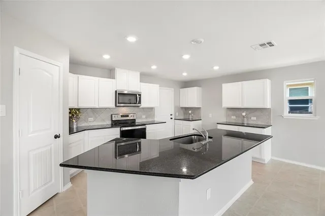 $2,400 | 117 West Point Way, Elgin, TX 78621