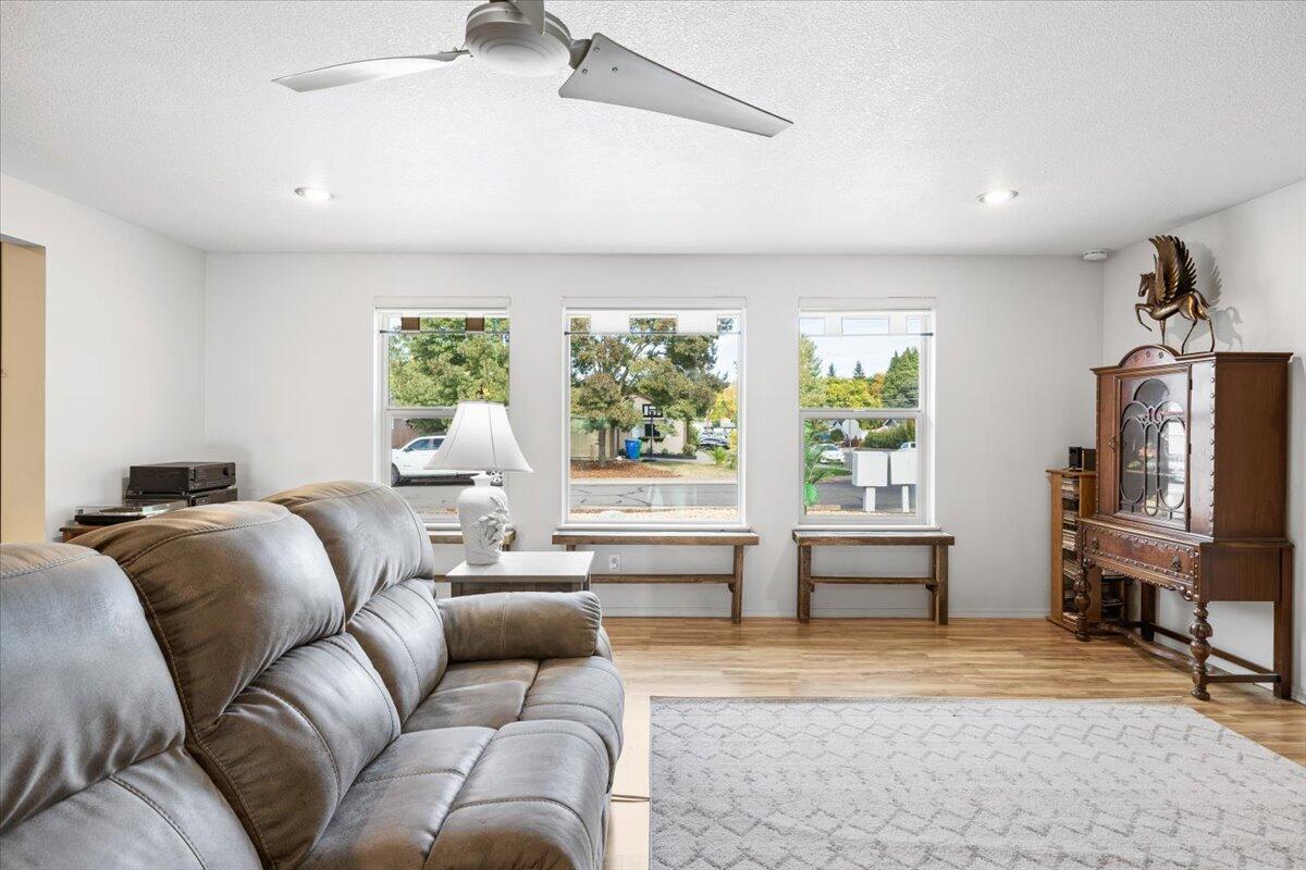 72 Christa Lane Eagle Point, OR 97524 - Photo 6 of 31 07-CI_4105