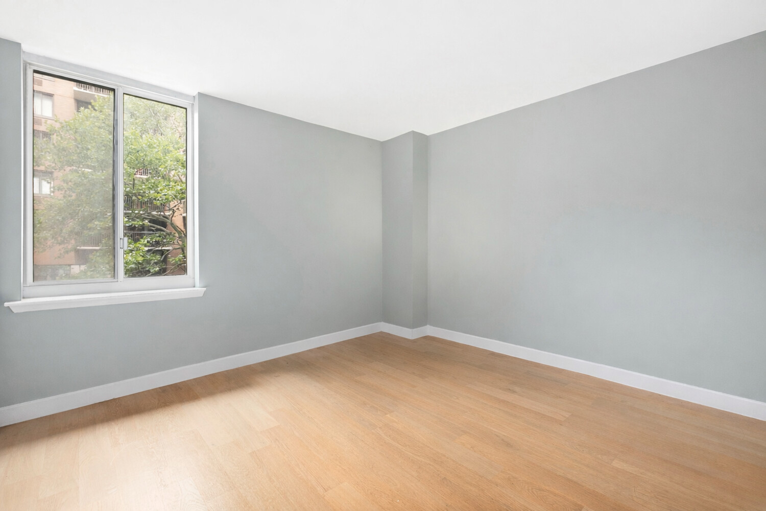 333 Rector Place, Unit 301 Manhattan, NY 10280 - Photo 5 of 7 an empty room with a window