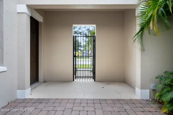 a view of entryway with window