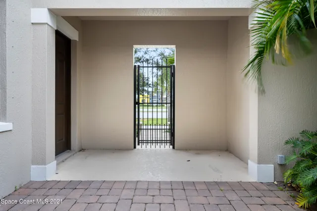 a view of entryway with window
