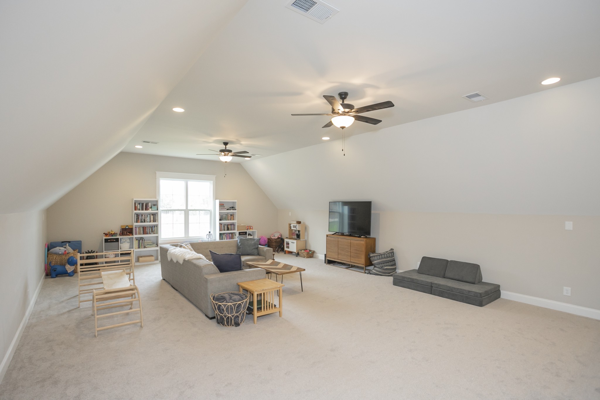 6599 Simmons Bluff Road Lebanon, TN 37090 - Photo 18 of 23 a living room with furniture and a chandelier