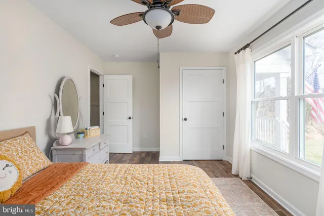 a view of a water fountain in the middle of a yard