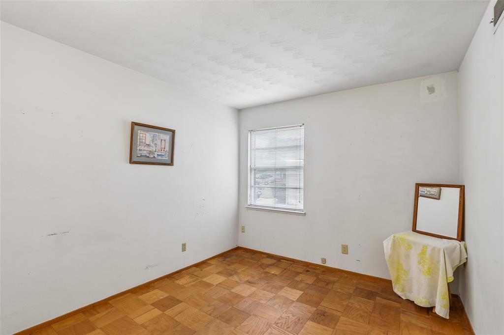 1810 Ridgewood Street Irving, TX 75062 - Photo 12 of 19 Middle Room