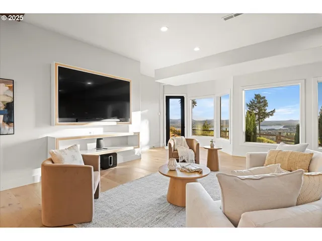 $2,850,000 | 2150 North 14th Street, Washougal, WA 98671