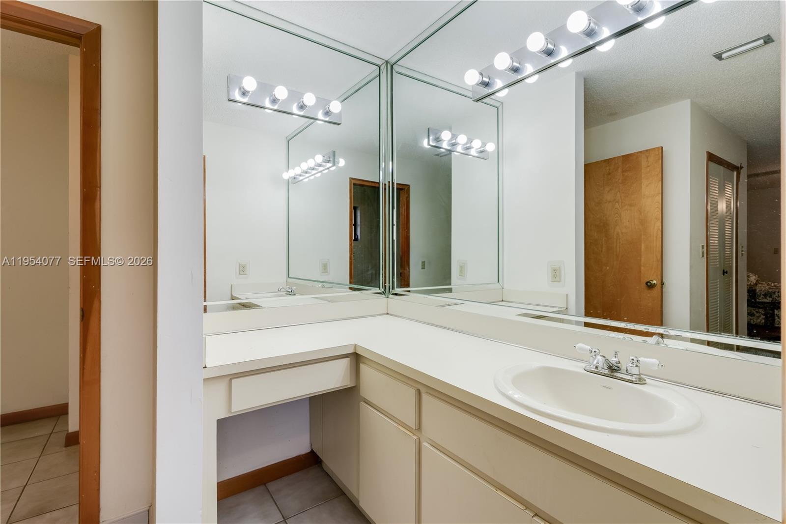 3895 Southwest 68th Avenue Miami, FL 33155 - Photo 7 of 16