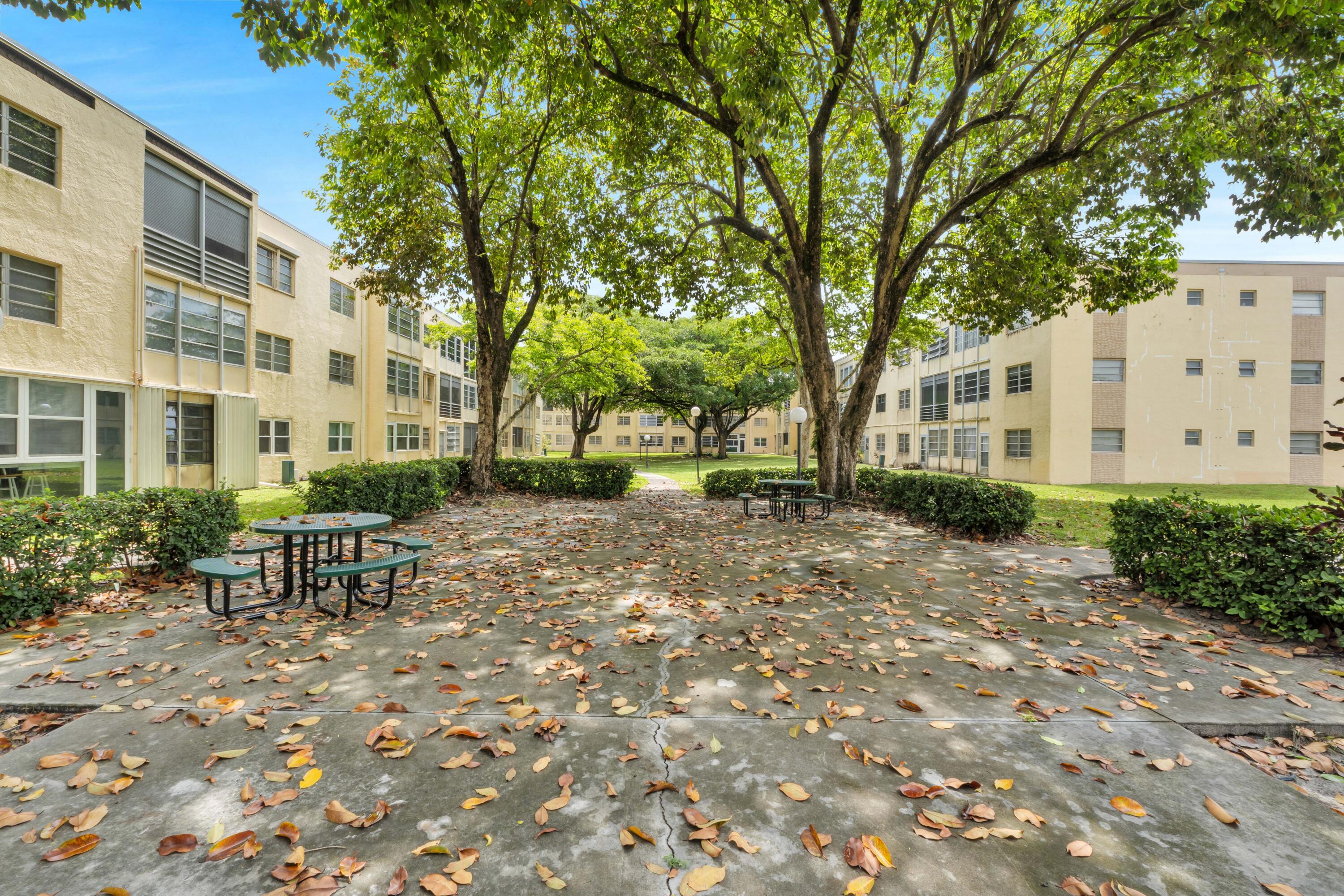 301 Cambridge Road, Unit 202 Hollywood, FL 33024 - Photo 27 of 38 Community Picnic Area