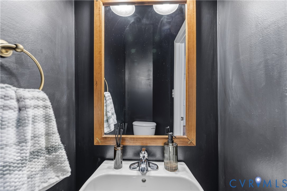 940 Gorham Court Midlothian, VA 23114 - Photo 18 of 45 a bathroom with a sink and a mirror