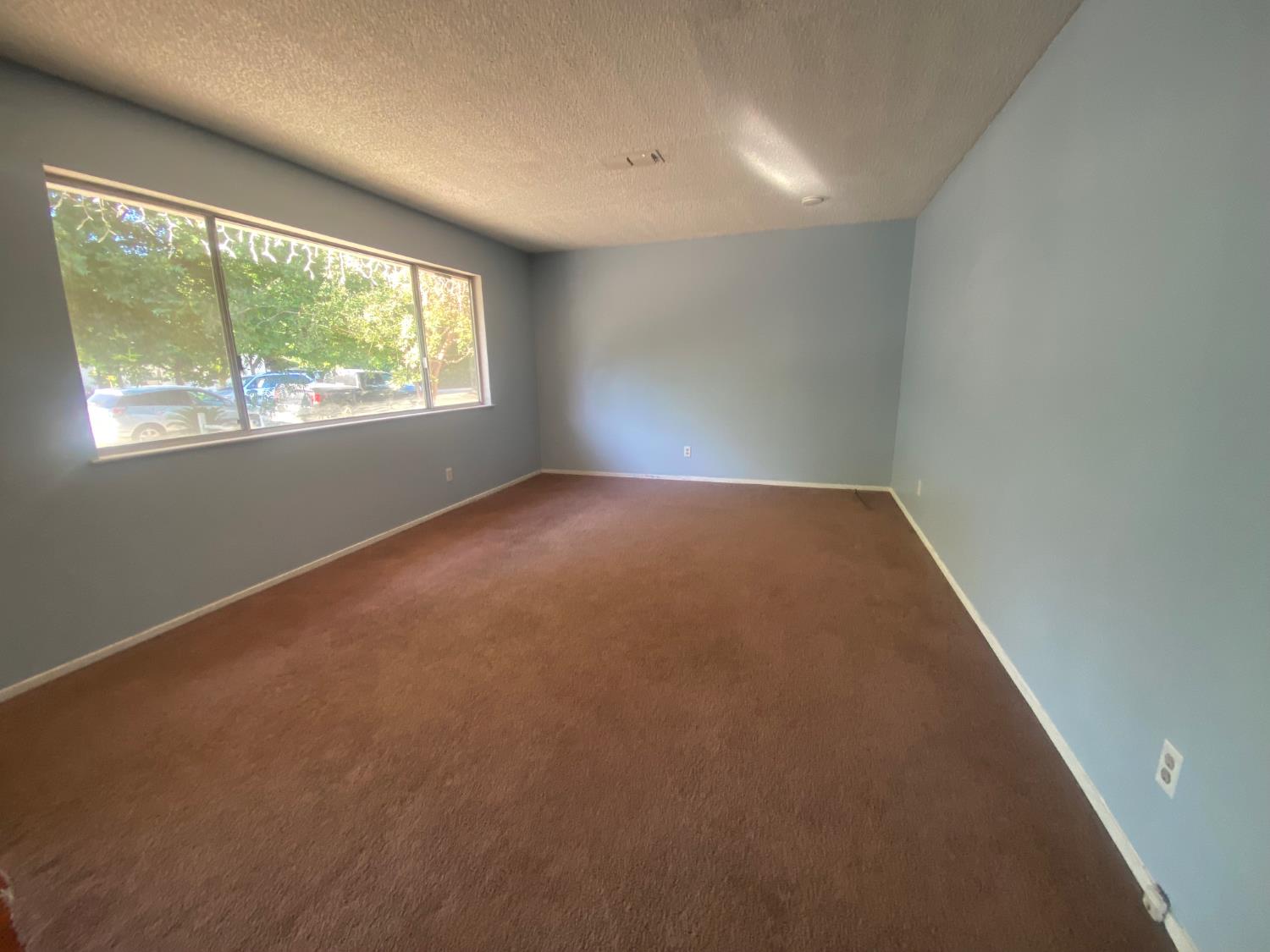 333 East Linden Avenue Reedley, CA 93654 - Photo 4 of 21 an empty room with windows