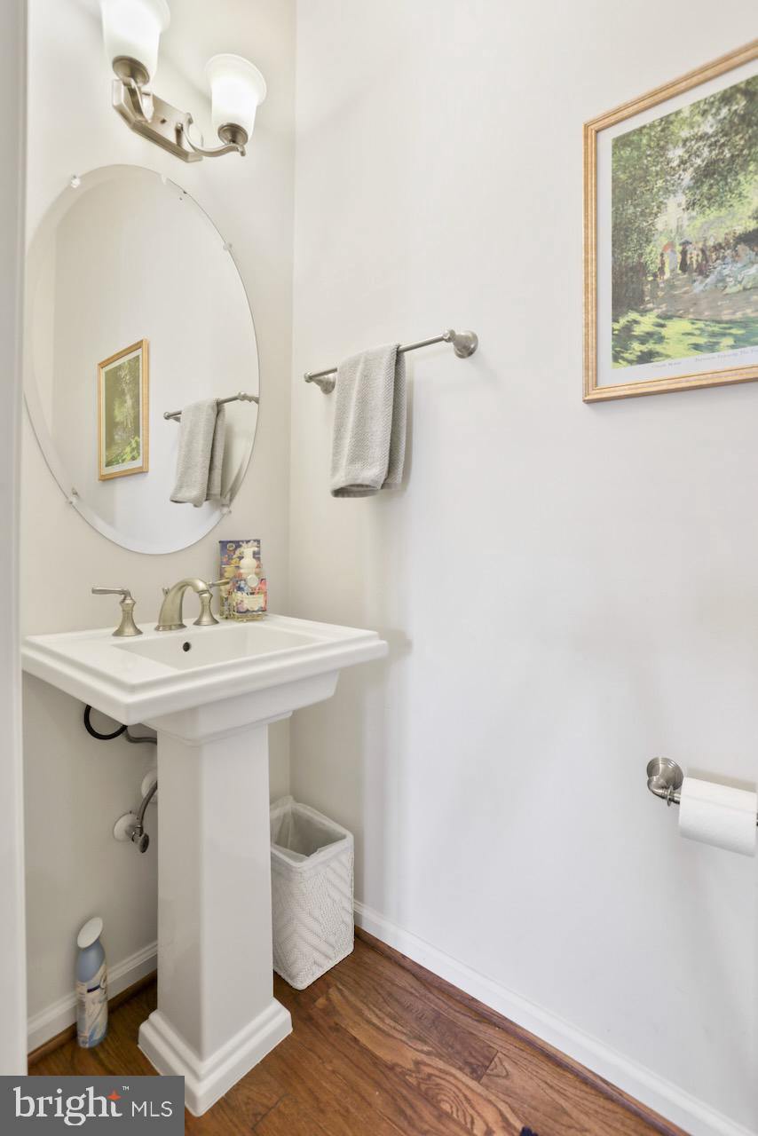 40706 Telluride Court Aldie, VA 20105 - Photo 33 of 70 1st Floor Powder Room
