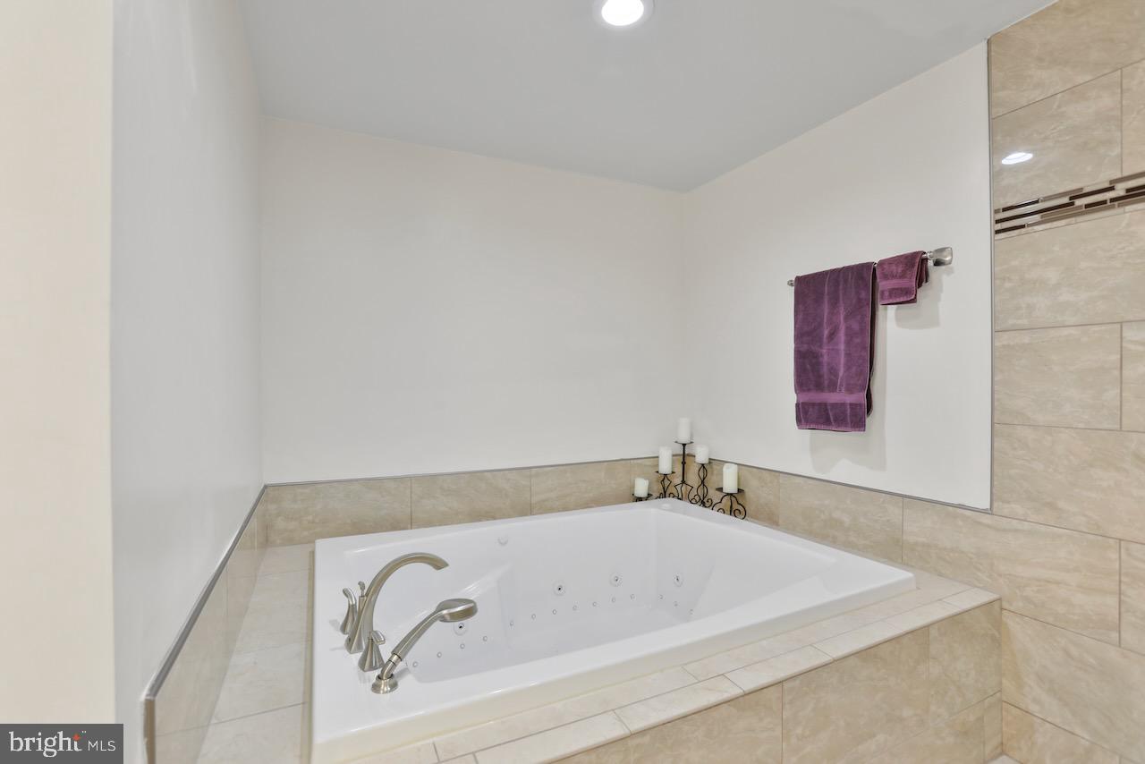 40706 Telluride Court Aldie, VA 20105 - Photo 62 of 70 Oversized Jetted Spa Soaking Tub for 2!