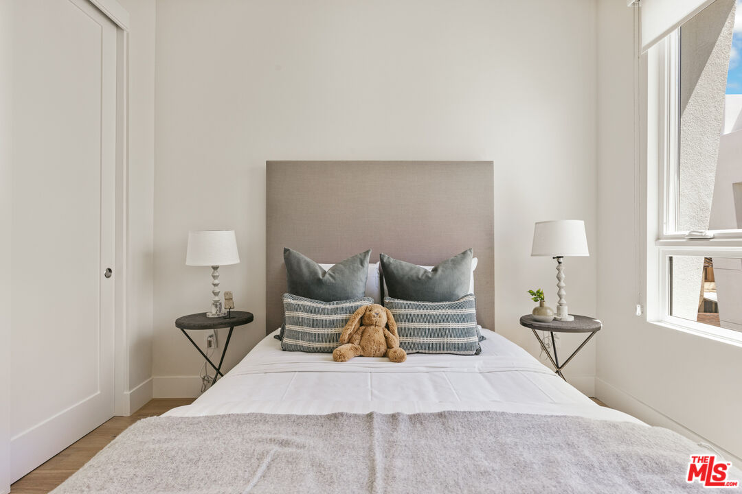 3220 South Barrington Avenue Los Angeles, CA 90066 - Photo 15 of 30 a bed room with furniture and lamp