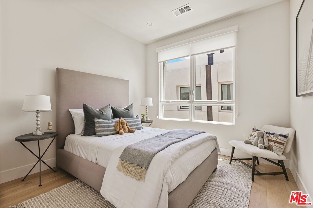 3220 South Barrington Avenue Los Angeles, CA 90066 - Photo 16 of 30 a bedroom with bed and a window