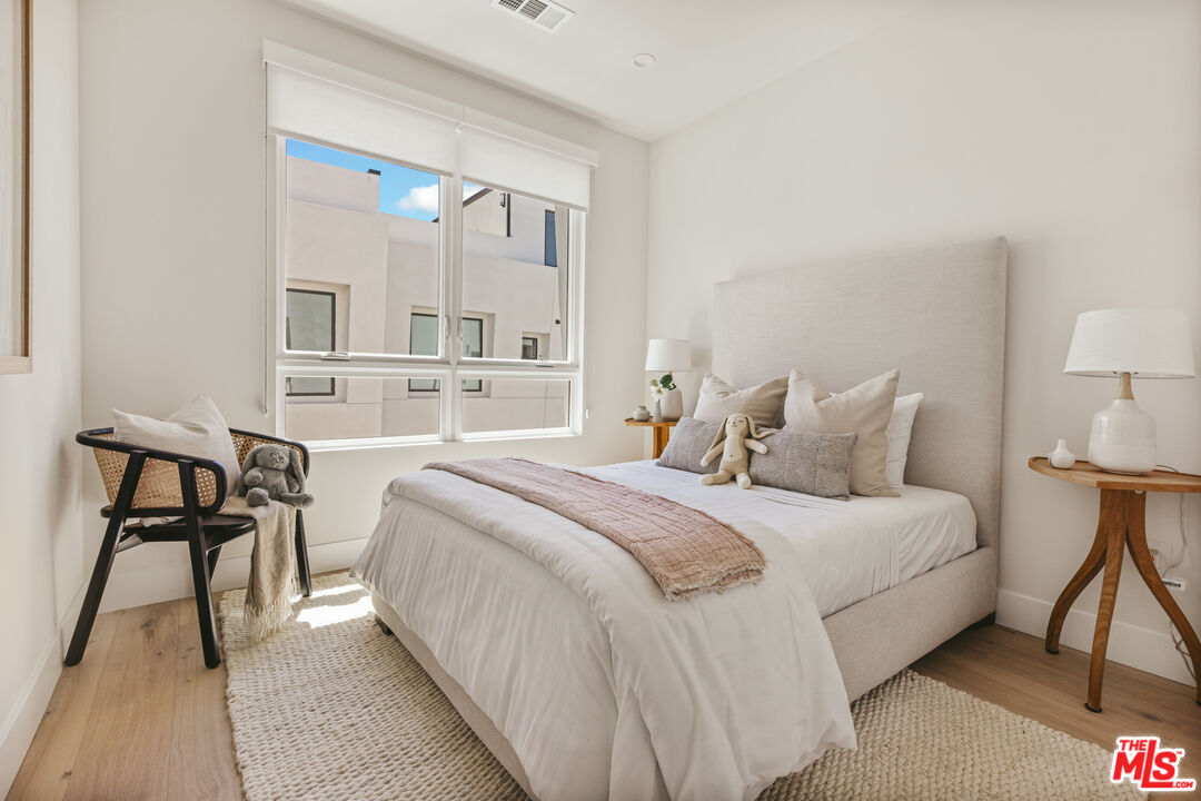 3220 South Barrington Avenue Los Angeles, CA 90066 - Photo 19 of 30 a bedroom with a bed and a table