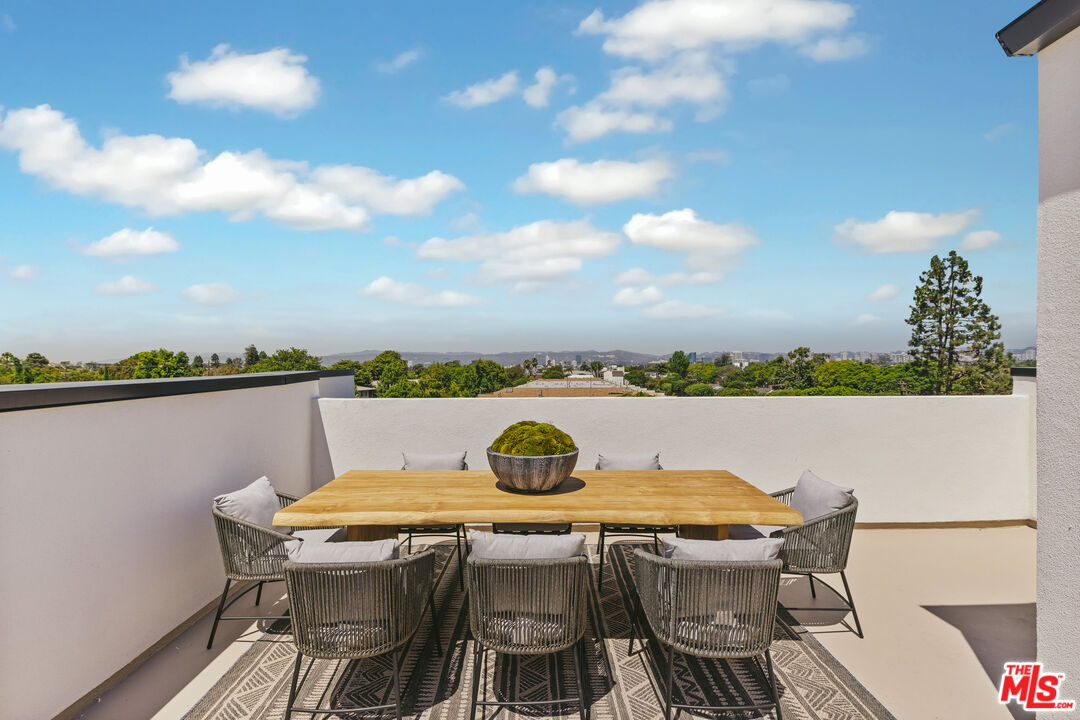 3220 South Barrington Avenue Los Angeles, CA 90066 - Photo 20 of 30 a view of an outdoor seating area