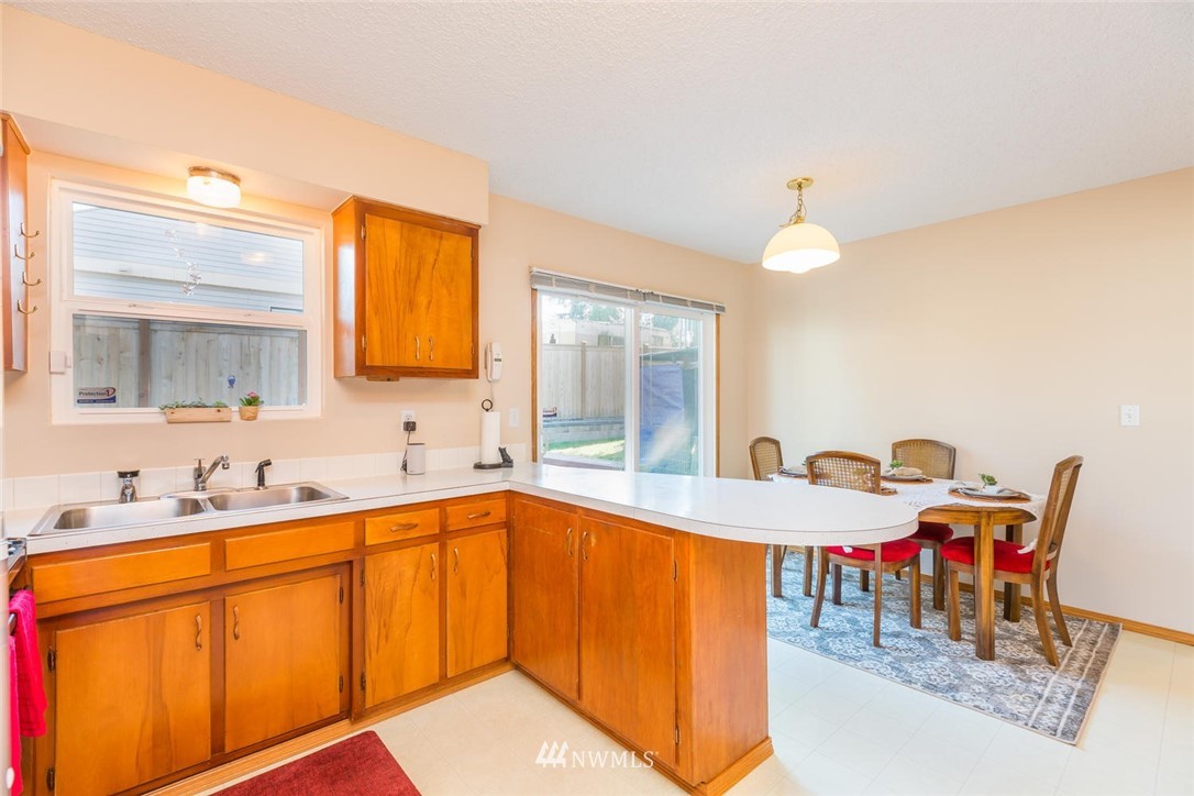 2312 Northeast 10th Place Renton, WA 98056 - Photo 8 of 25 Gallery Image 8