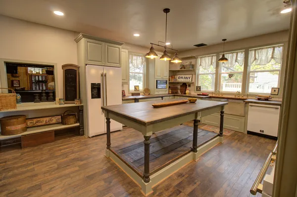 $440,000 | 402 West Lincoln Way, Morrison, IL 61270