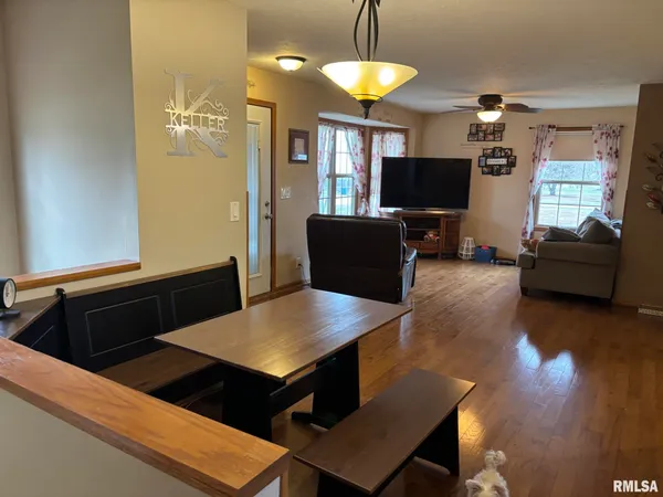 $249,900 | 17106 Newmansville Avenue, Petersburg, IL 62675