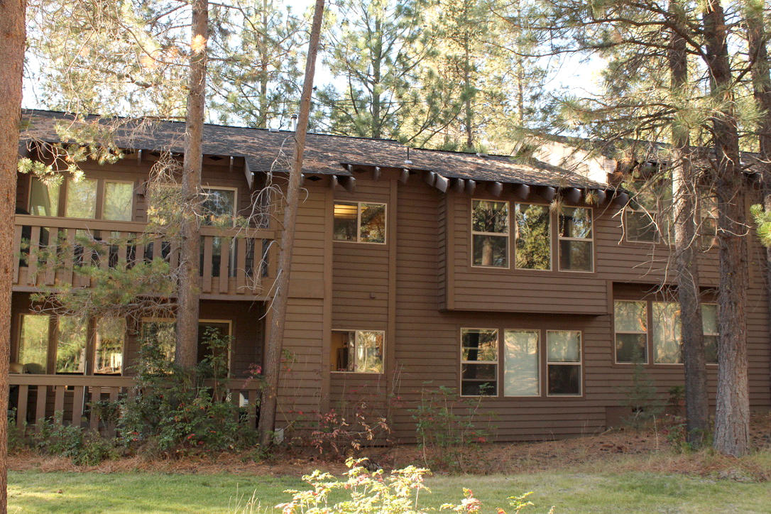 57326-12 Beaver Ridge Loop Sunriver, OR 97707 - Photo 20 of 24 a front view of a house with garden